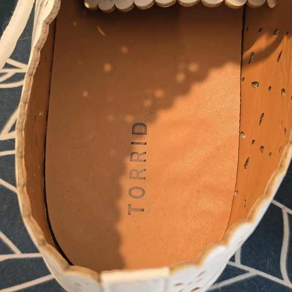 Torrid White Faux Leather Laser Cutout Sneakers Size 11 Wide - Picture 8 of 9